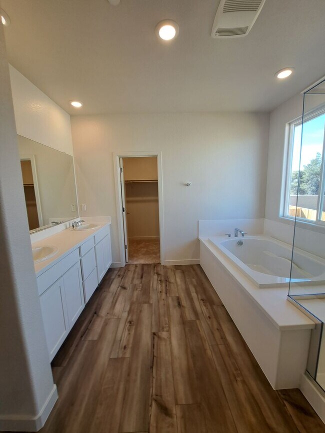 Building Photo - Beautiful, Almost New Home in Monte Verde ...