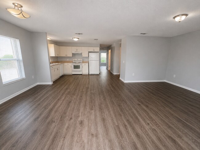 Building Photo - 38621 Rose Ln