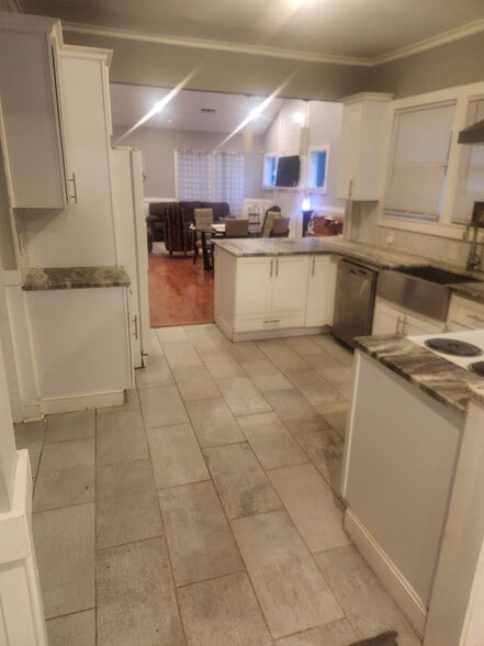Kitchen - 1163 Oakland Dr SW