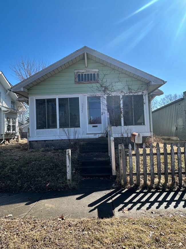 Building Photo - 3 Bedroom House Available Now!