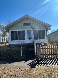 Building Photo - 3 Bedroom House Available Now!