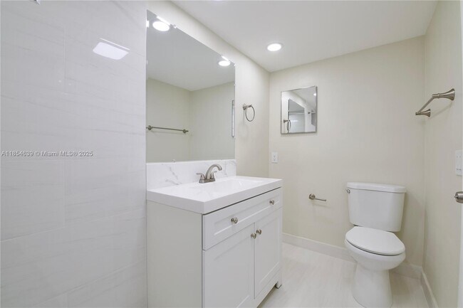 Building Photo - 2101 NE 51st St