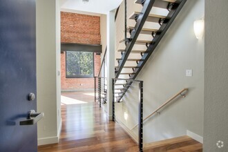 Building Photo - 3 Level Loft at Plant 51- 2 Bed/2 Bath - E...