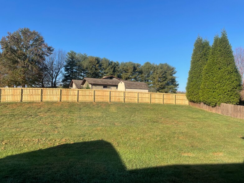 Building Photo - 215 Apple Ridge Dr