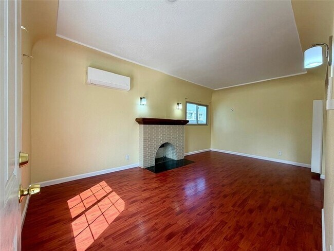 Building Photo - 607 W 101st St