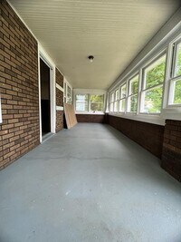 Building Photo - 614 E Broadway St