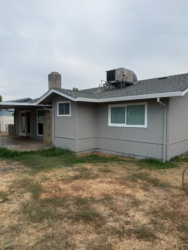 Building Photo - 3-bedroom, 2-bathroom home in great neighb...