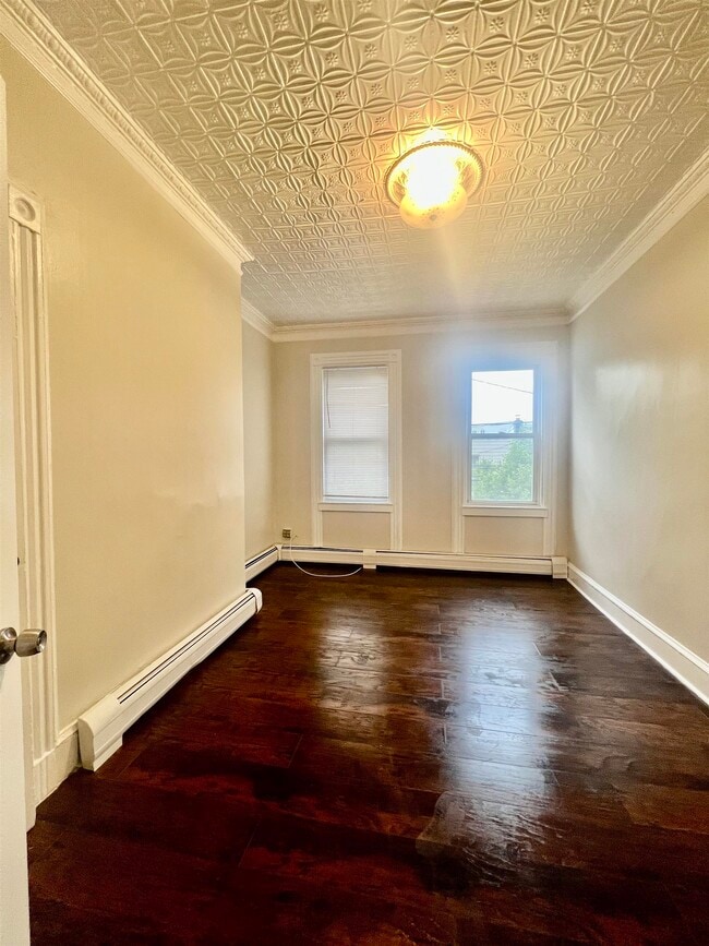 Building Photo - 708 6th St