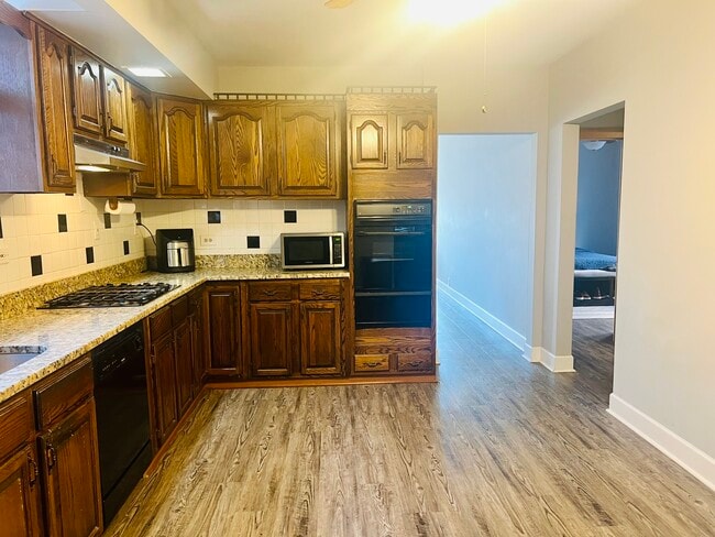 Building Photo - 1827 Gunderson Ave