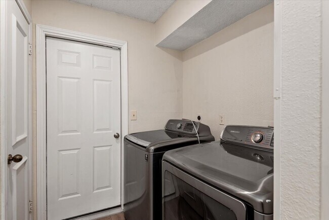 Building Photo - 13022 Hollow Brook Dr
