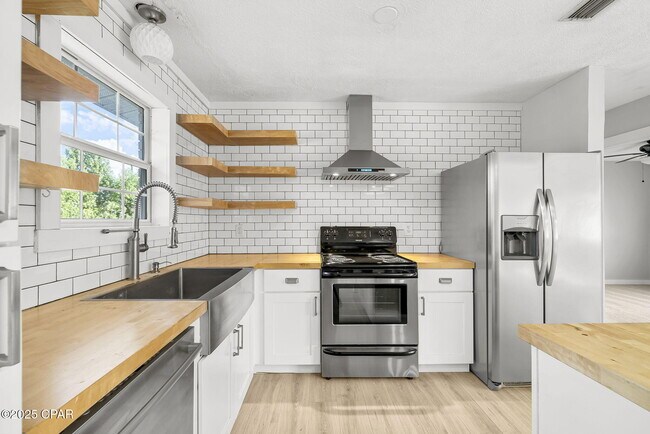 Primary Photo - 1203 Iowa Ave