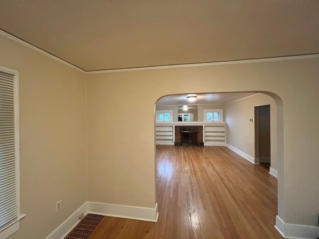 Building Photo - Charming and Spacious 4 Bed, 2.5 Bath Home near Downtown