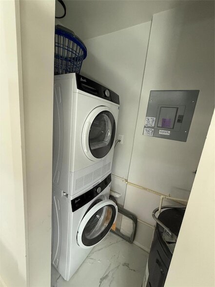 Building Photo - 2400 NE 9th St