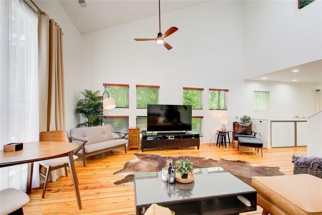 Building Photo - 241 Maynard Terrace SE