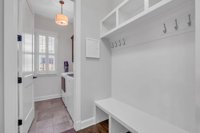 Building Photo - Stunning 5BE/4.5BA in the heart of Green H...