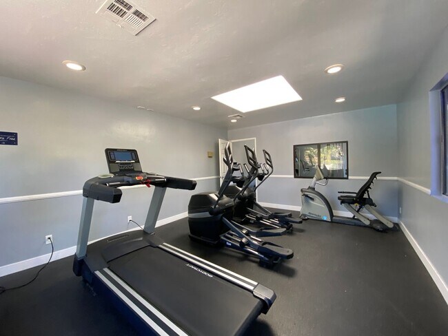 Building Photo - 2 Bedroom, 2 Bath, Downstairs Condo!