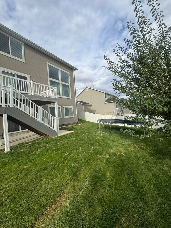 Building Photo - 1109 W Meridian Dr