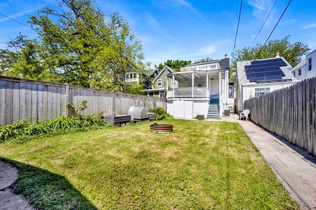 Building Photo - 3721 W Shakespeare Ave