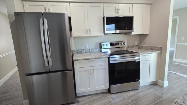 Building Photo - 647 Sagamore Dr