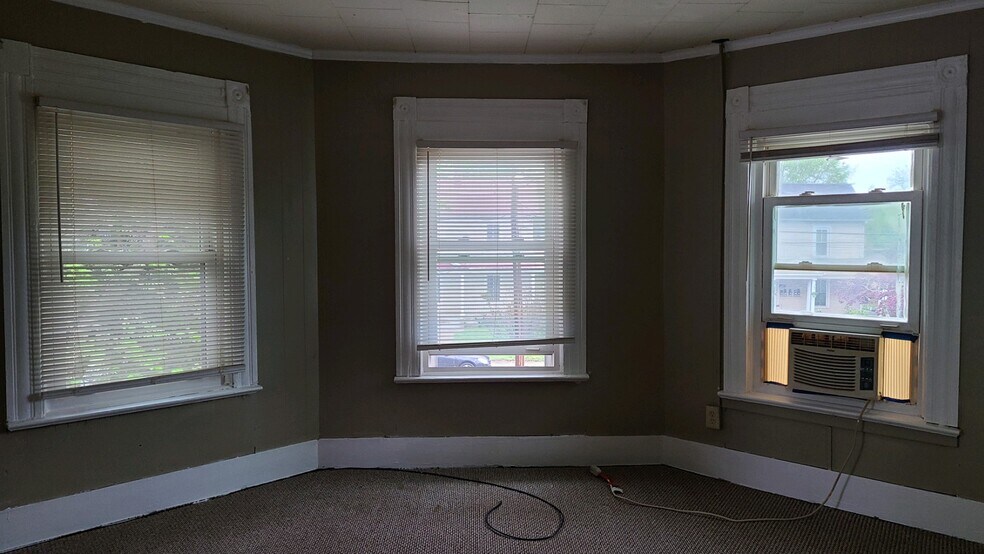 Building Photo - 301 Oakwood St