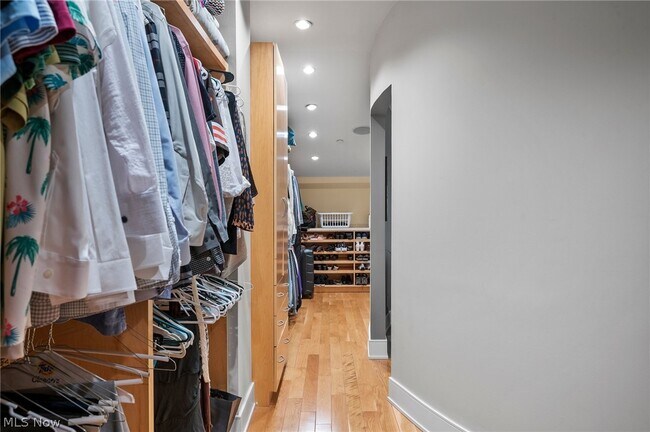 Building Photo - 701 W Lakeside Ave