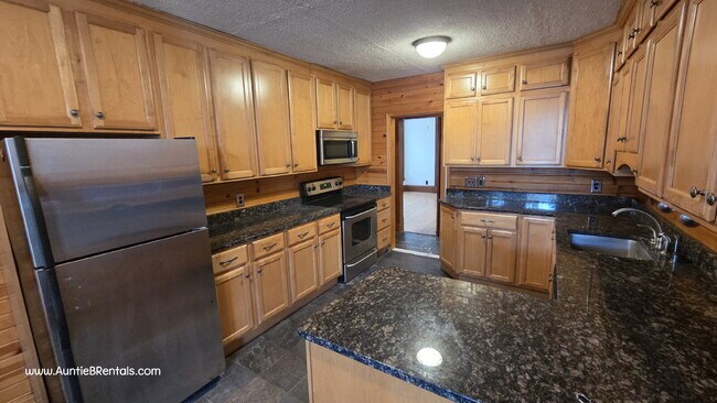 Building Photo - 3 bed - 1 bath One block from Grand Ave in...