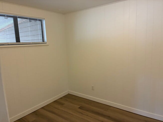 Building Photo - 1007-1011 E Lincoln Ave