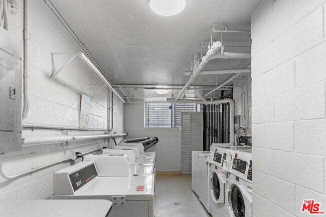 Building Photo - 1351 N Orange Dr