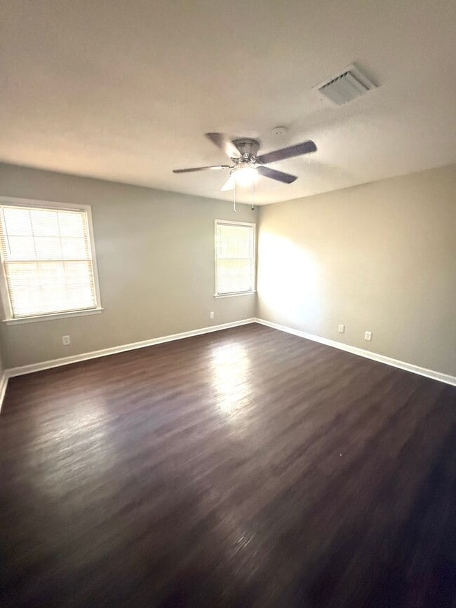 Building Photo - ** 4 bed 2 bath located in Woodmere Park ** Call 334-366-9198 to schedule a self showing