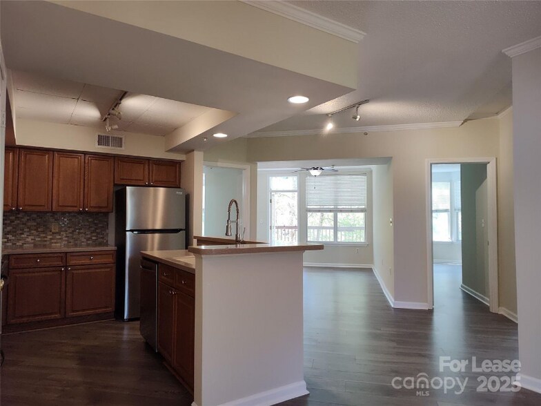 Primary Photo - 405 W 7th St