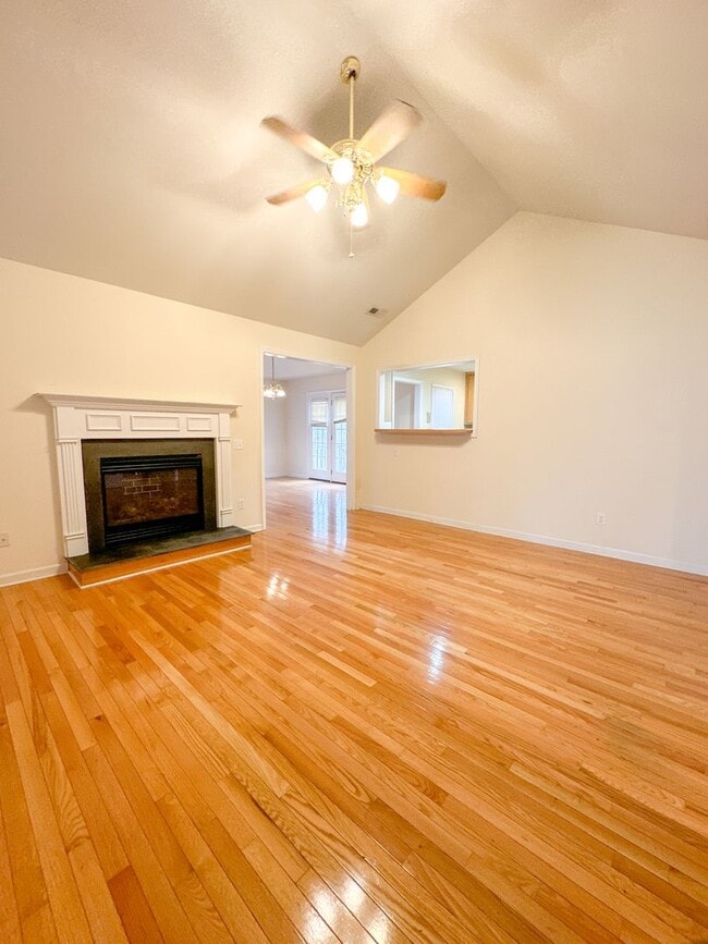 Building Photo - Beautiful 3bed 2 Bath Lake Monticello Rental