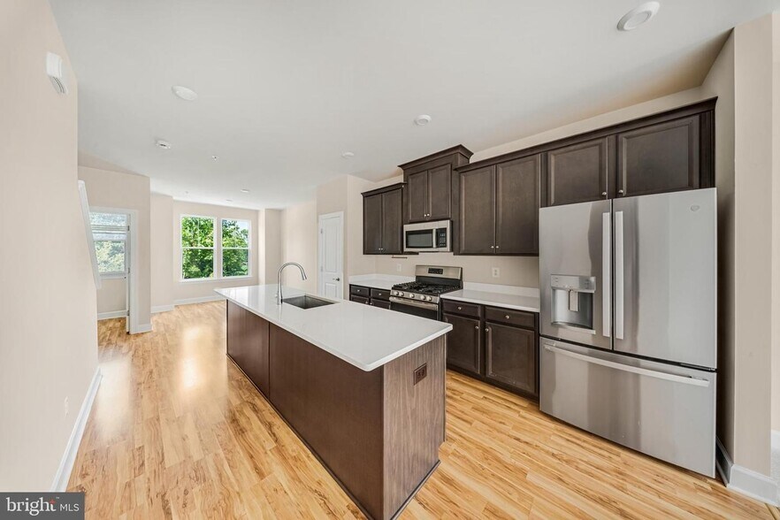 Building Photo - 3525 Carnaby St