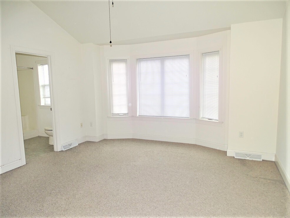 Building Photo - 766 Oak Leaf Ln