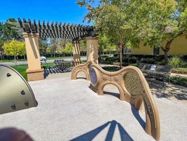 Building Photo - Beautiful Upgraded Stonegate 3 bedroom / 2.5 bath home