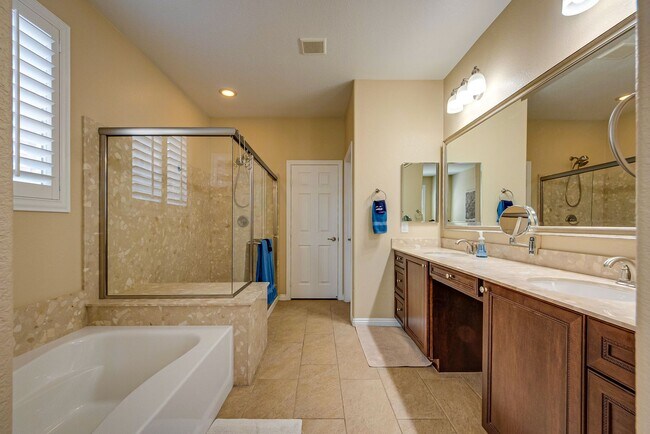Building Photo - Single-Story Living with Modern Finishes – Available Furnished or Unfurnished