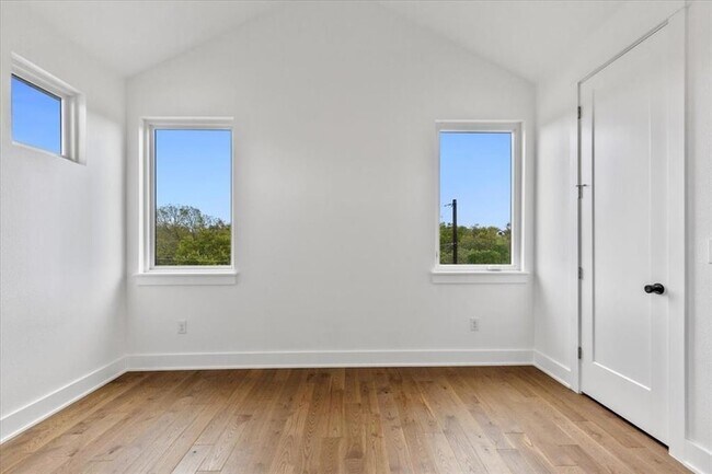 Building Photo - 4020 Valley View Rd