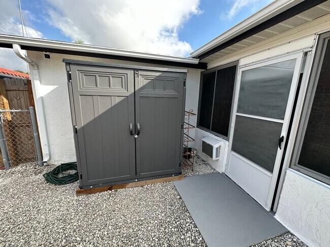Building Photo - Beautiful 2 bedroom home with fenced in backyard