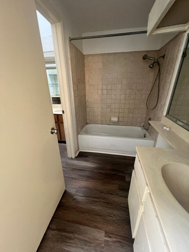 Building Photo - Edgecliff Downstairs 2/1.5 Unit