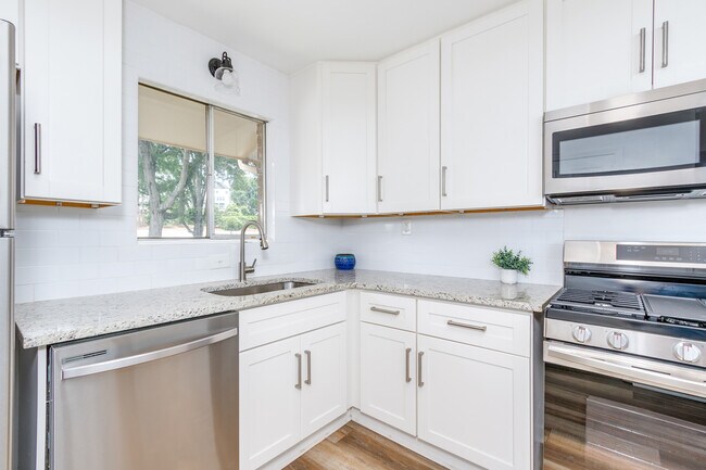 Building Photo - 346 Carpenter Dr NE