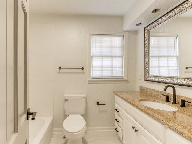 Building Photo - 3 Bedroom Rental in the Village!!