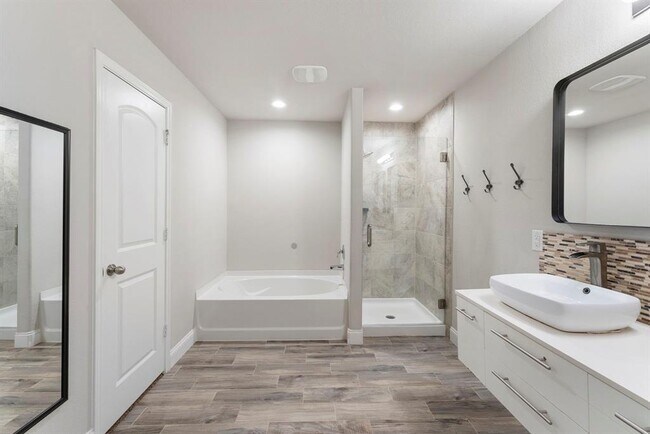 Building Photo - 14077 Lake Cres Dr