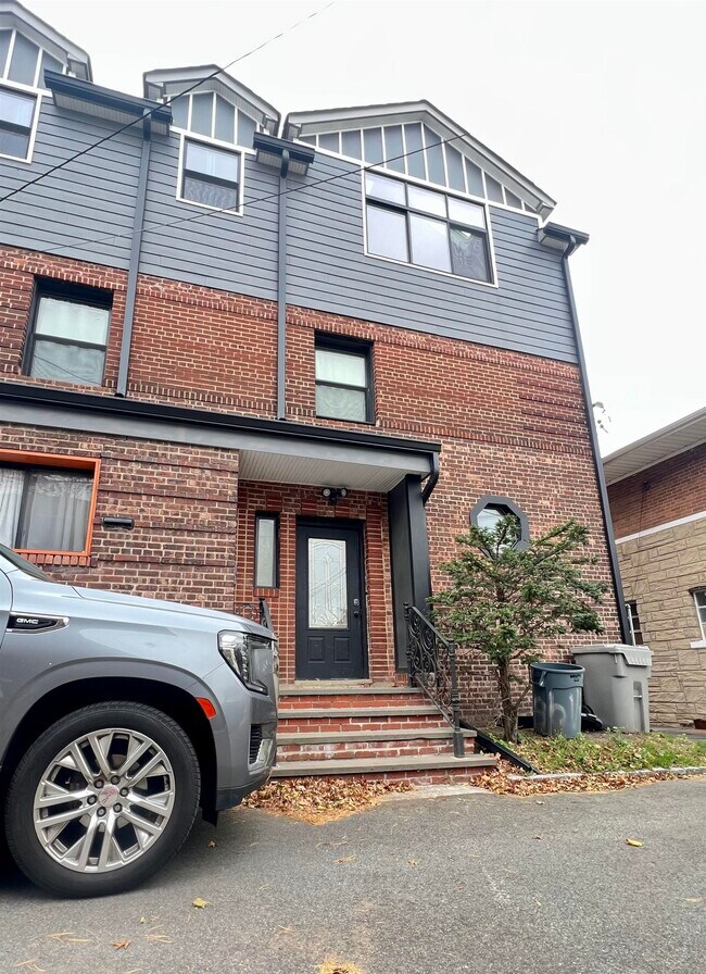 Building Photo - 4 Highview Rd