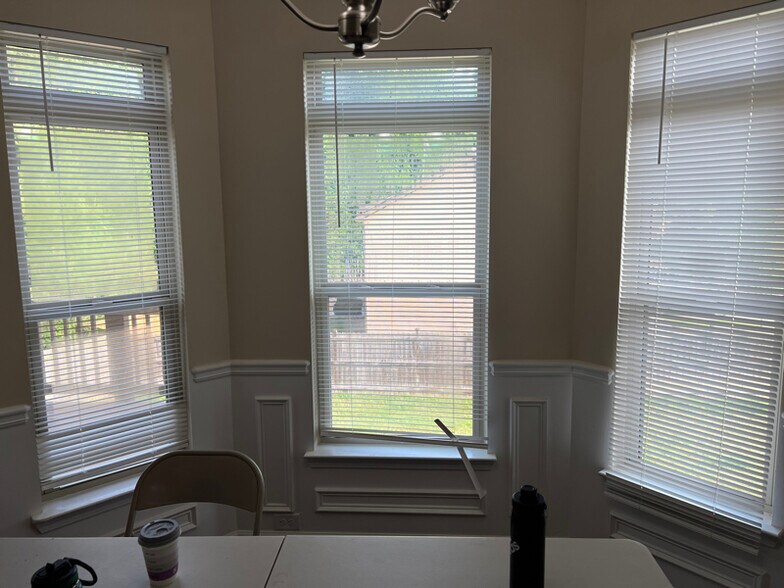 Building Photo - 1556 Rolling View Way SE