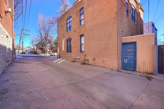 Building Photo - 2 Bedroom Unit in Lo-Hi Denver Duplex