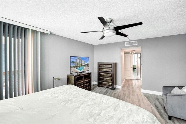 Building Photo - 100 Golden Isles Dr