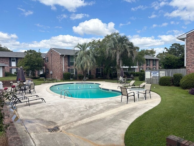 Building Photo - 2 bedroom 2 bath Condo at Carriage Hill