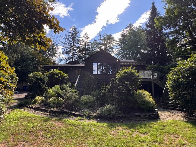 Building Photo - 267 Ridgewood Rd