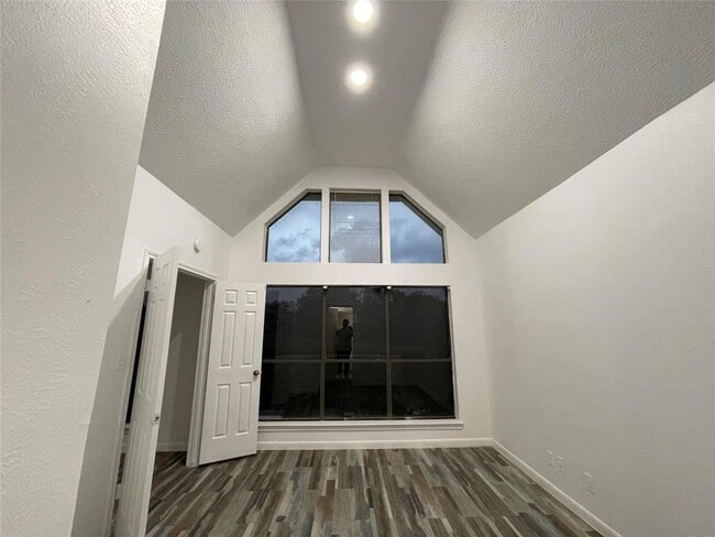 Building Photo - 2027 Woodland Dr