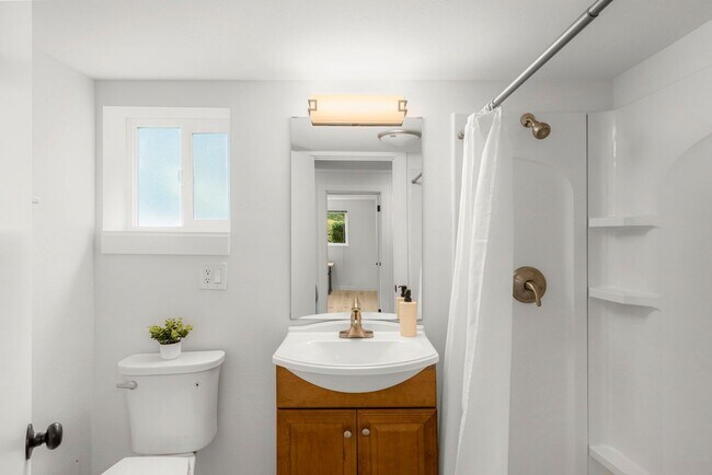 Building Photo - 5bd/3.5ba Bellevue Home