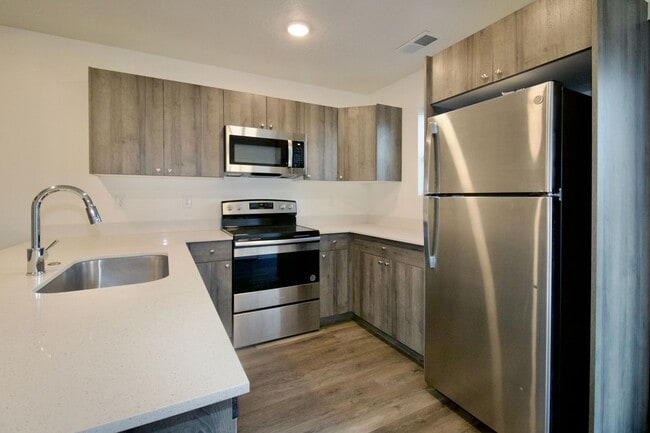 Building Photo - Spacious 3 Bed, 2.5 Bath Pet-Friendly Home with Central Air & 2-Car Garage! - Available on NOW!